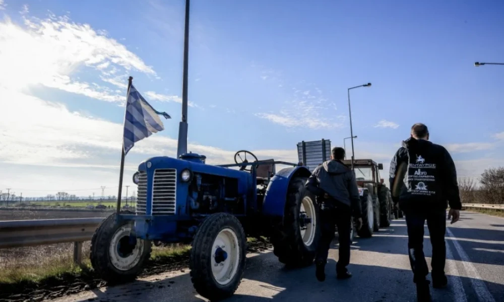 Αγρότες βγήκαν με τα τρακτέρ τους στον κόμβο Μαλγάρων στη Θεσσαλονίκη